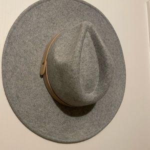 Vici upper west side hat in gray